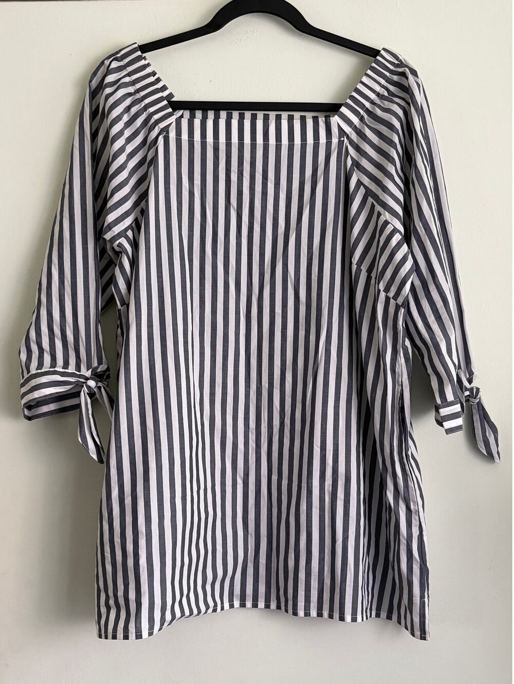 INAE Collection Light Gray Striped Tunic Top L Square Neck Tie Sleeve No Tag